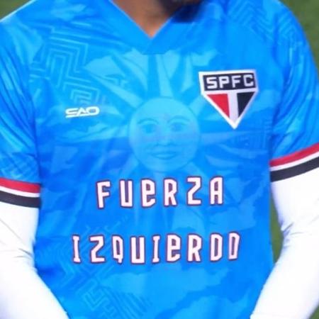 Jogadores do São Paulo usam camisa em homenagem a Izquierdo, do Nacional, em jogo contra o Vitória