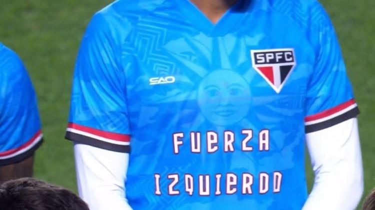 Jogadores do São Paulo usam camisa em homenagem a Izquierdo, do Nacional, em jogo contra o Vitória