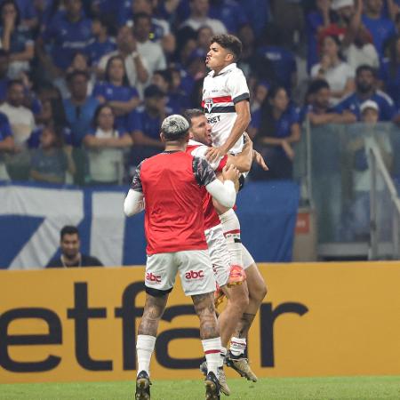 William Gomes, do Sao Paulo, comemora seu gol abraçando Calleri, em jogo contra o Cruzeiro, no Mineirão