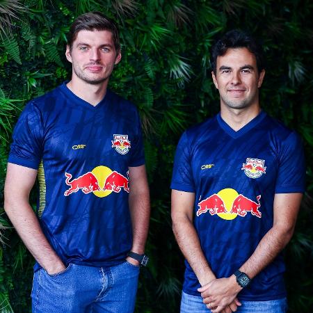 Max Verstappen e Sergio Pérez posam com camisa do Red Bull Bragantino