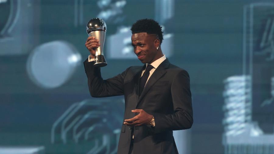 Vinicius Junior posa com o troféu de melhor jogador do mundo no The Best 2024