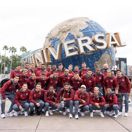 Elenco do São Paulo aproveitou a folga nos parques da Universal, em Orlando (EUA)