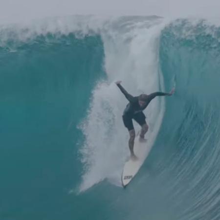 Tom Lowe antes de sofrer grave acidente em Teahupoo Tom Lowe antes de sofrer grave acidente em Teahupoo