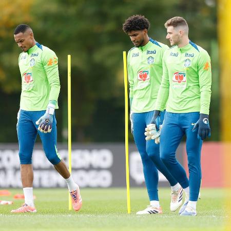 Os goleiros John (à esq.), Hugo Souza (centro) e Bento, durante treino da seleção brasileira Os goleiros John (à esq.), Hugo Souza (centro) e Bento, durante treino da seleção brasileira