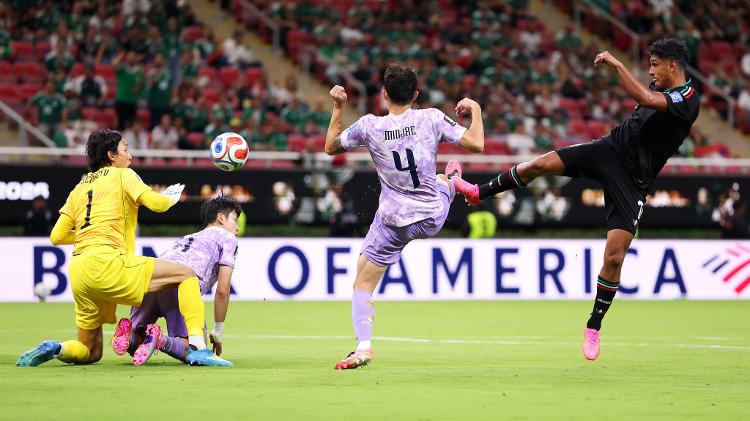 luis-romo-chuta-apos-falha-do-goleiro-kim-seung-gyu-em-jogo-do-mexico-e-coreia-do-sul-na-copa-1781835896792_v2_750x421 México garante vaga na Copa do Mundo com vitória sobre Coreia do Sul; lambança do goleiro define resultado
