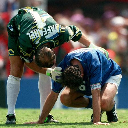 Franco Baresi é consolado por Taffarel na final da Copa do Mundo de 1994, entre Itália e Brasil Franco Baresi é consolado por Taffarel na final da Copa do Mundo de 1994, entre Itália e Brasil