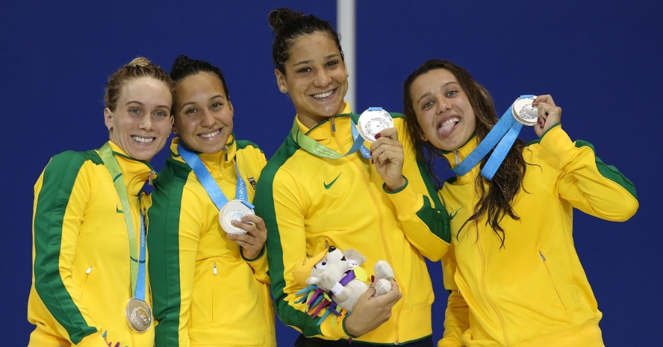Brasileiras da natação com a medalha de prata do revezamento 4x200 livre