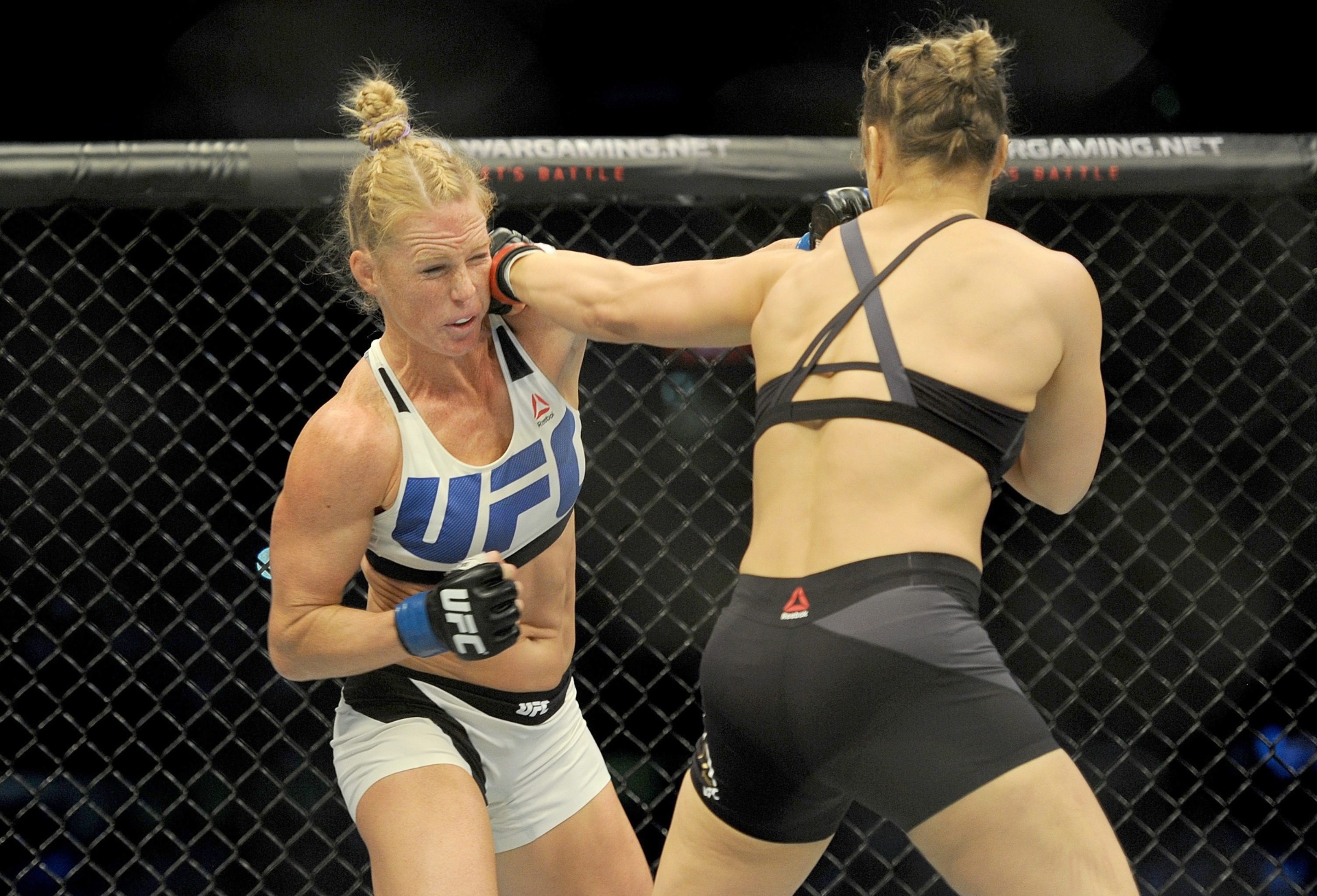 Ronda disfere soco em Holly Holm - JOE CASTRO/EFE