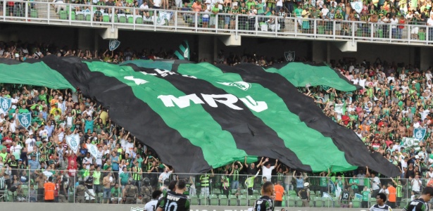 Torcida do América-MG abre um bandeirão - Carlos Cruz / Site Oficial - Carlos Cruz / Site Oficial