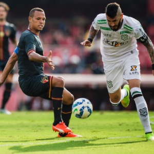 Luís Fabiano é driblado na partida contra o Figueirense, no Morumbi - Adriano Vizoni / Folhapress