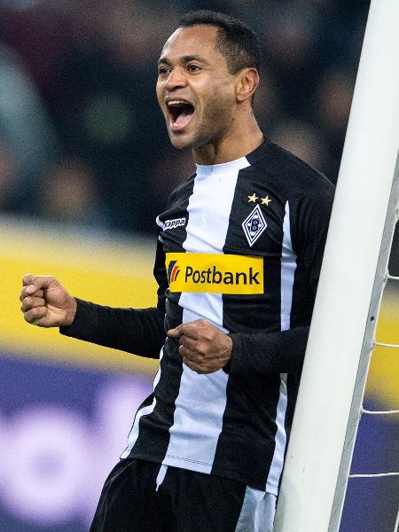 Raffael comemora um de seus gols pelo Monchengladbach contra o Hamburgo - Marius Becker/AFP