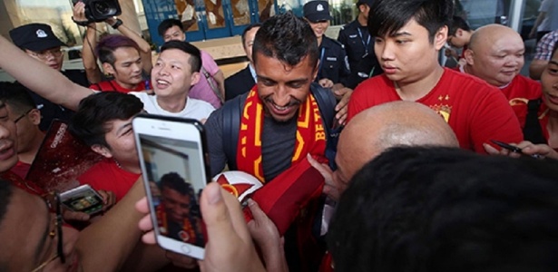 Paulinho é recebido com festa na chegada a Guangzhou, na China - Guangzhou Evergrande/Oficial