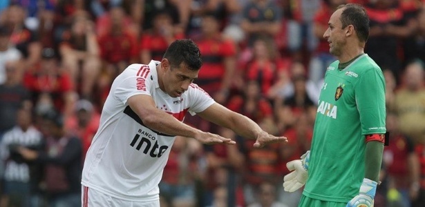 Diego Souza faz reverência para Magrão depois de marcar na Ilha do Retiro - Rubens Chiri/saopaulofc.net