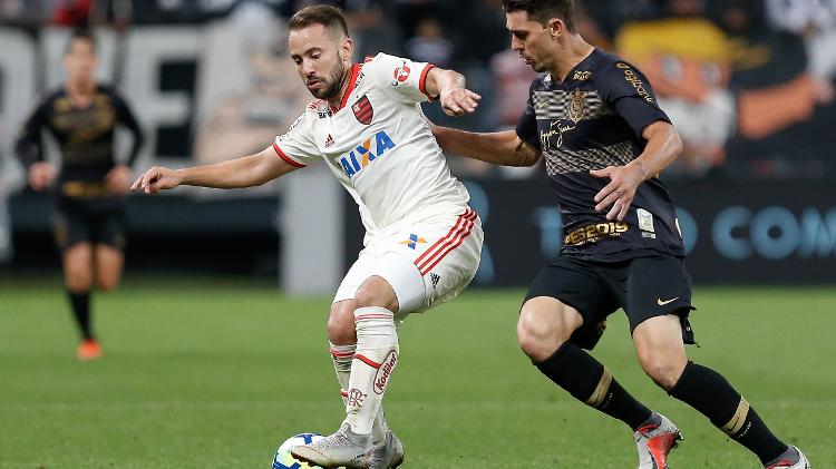 Danilo Avelar marca Everton Ribeiro em jogo entre Corinthians e Flamengo - Marcello Zambrana/AGIF - Marcello Zambrana/AGIF