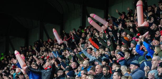 Torcida do Lincoln City exibe balões em forma de pênis - Chris Vaughan - CameraSport via Getty Images