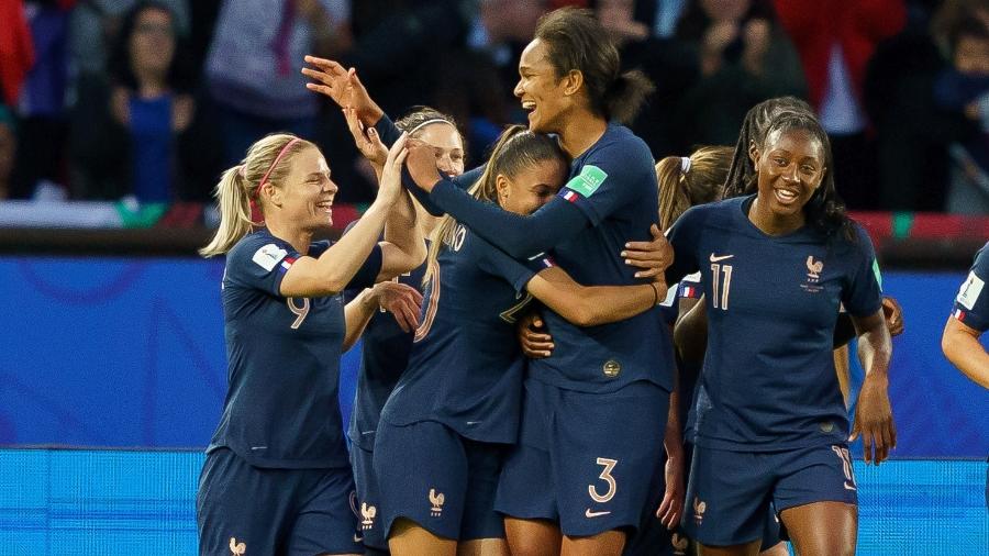 Wendie Renard comemora seu gol com as jogadoras da seleção francesa na abertura da Copa do Mundo - TF-Images/Getty Images