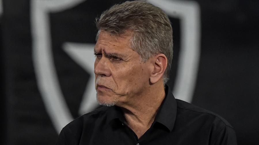 Paulo Autuori observa o duelo entre Botafogo e Paraná pela Copa do Brasil - Thiago Ribeiro/AGIF