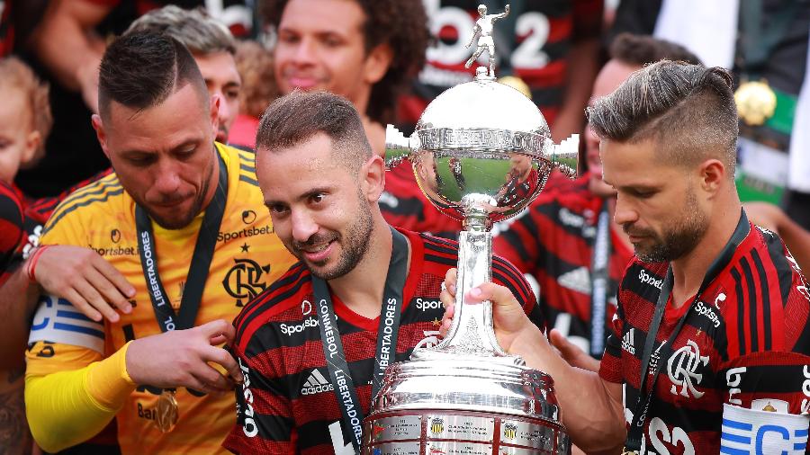 Everton Ribeiro segura troféu de campeão da Libertadores pelo Flamengo em 2019 - Manuel Velasquez/Getty Images
