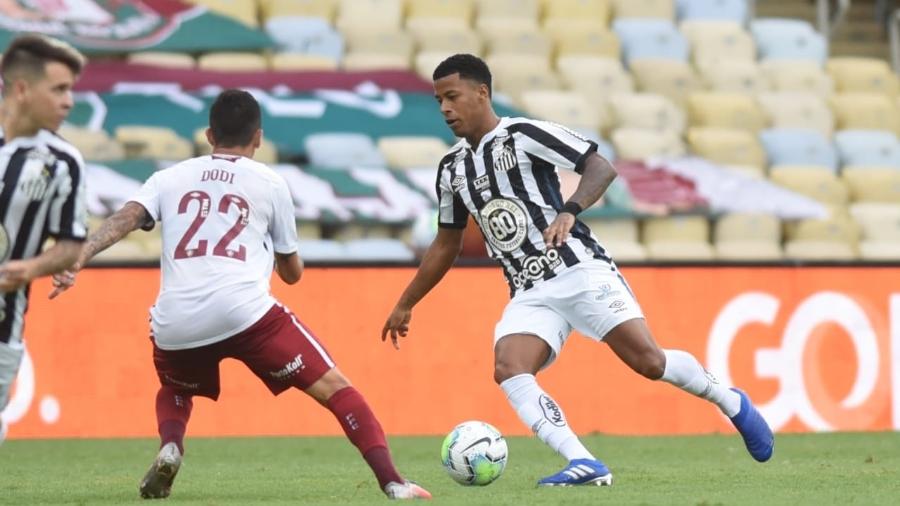 Arthur Gomes carrega a bola marcado por Dodi no jogo entre Santos e Fluminense - Ivan Storti/Santos FC