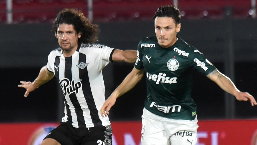 Gustavo Gómez disputa bola com Cáceres durante Libertad x Palmeiras - Norberto Duarte - Pool/Getty Images