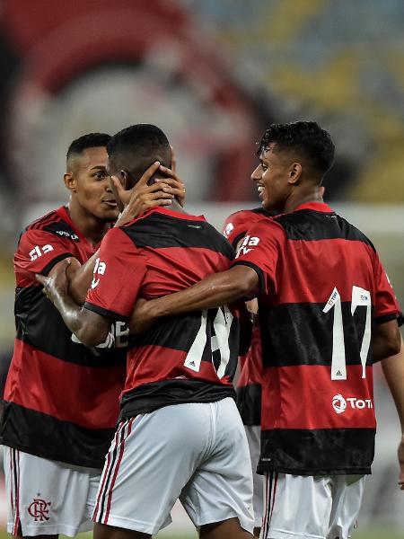 Jogadores do Flamengo celebram gol marcado contra o Nova Iguaçu - Thiago Ribeiro/AGIF