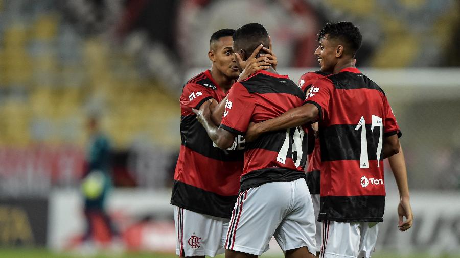 Jogadores do Flamengo celebram gol marcado contra o Nova Iguaçu - Thiago Ribeiro/AGIF