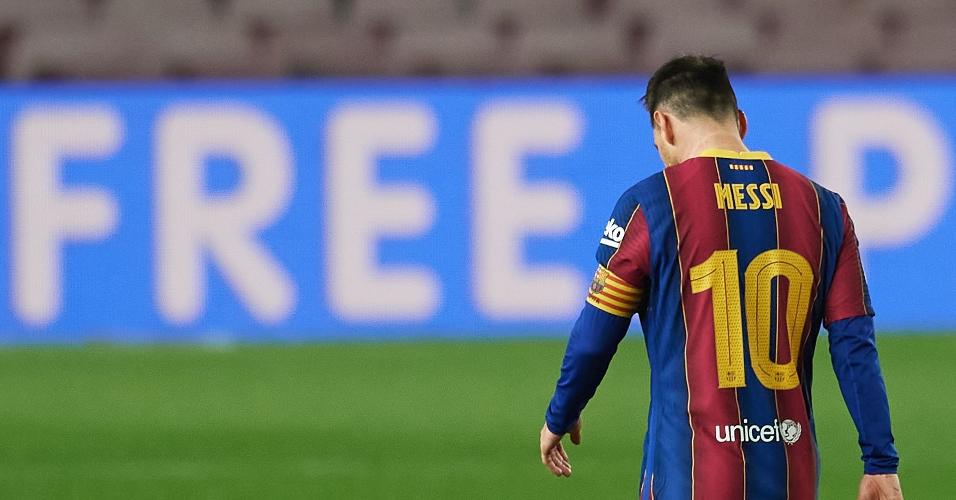 Lionel Messi, de Barcelona, ??com a placa de livre no fundo, durante a partida da semifinal da Copa do Rei entre Barcelona e Sevilla no Camp Nou em 3 de março de 2021 