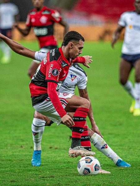 Matheuzinho em ação pelo Flamengo contra a LDU, no Maracanã - Alexandre Vidal / Flamengo