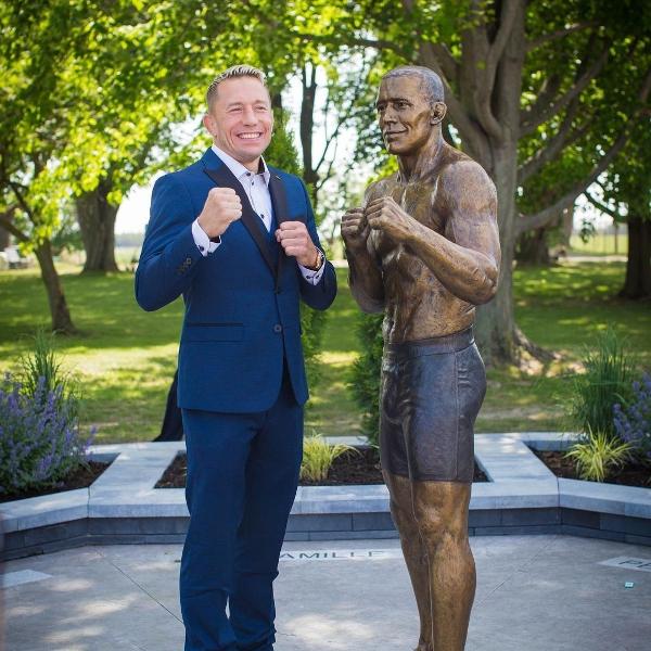 Georges St-Pierre posa ao lado de sua estátua no Canadá