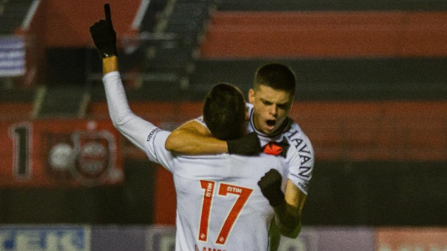 Daniel Amorin  e Gabriel Pec celebram gol do Vasco contra o Brasil de Pelotask, pela Série B do Brasileiro - Volmer Perez/AGIF