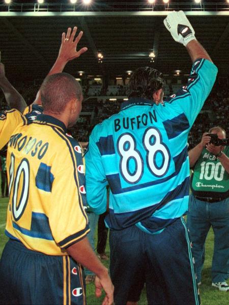 Buffon causou polêmica ao usar o número 88 na época em que jogava no Parma - Claudio Villa/Getty Images