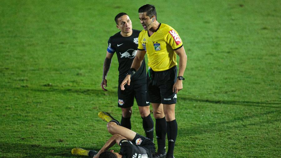 Artur reclama com árbitro durante jogo do Bragantino contra o Cuiabá - Diogo Reis/AGIF