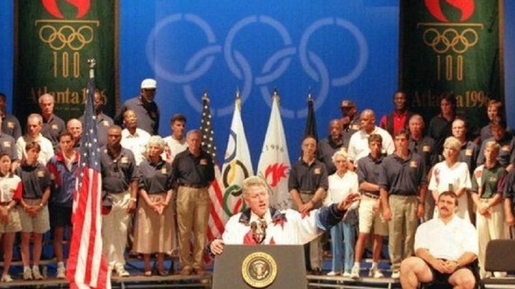 Presidente Clinton em discurso na vila olímpica de Atlanta, em 1996 - Getty Images - Getty Images