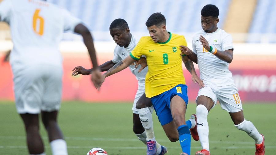 Bruno Guimarães tenta jogada pela seleção brasileira olímpica contra a Costa do Marfim, em jogo hoje (25) - Lucas Figueiredo/CBF
