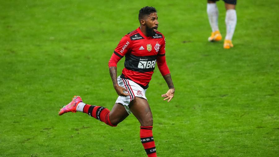 Rodinei comemora gol do Flamengo sobre o Grêmio - Pedro H. Tesch/AGIF
