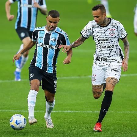 Alisson tenta jogada diante da marcação de Luan durante Grêmio x Corinthians no Brasileirão  - Pedro H. Tesch/AGIF