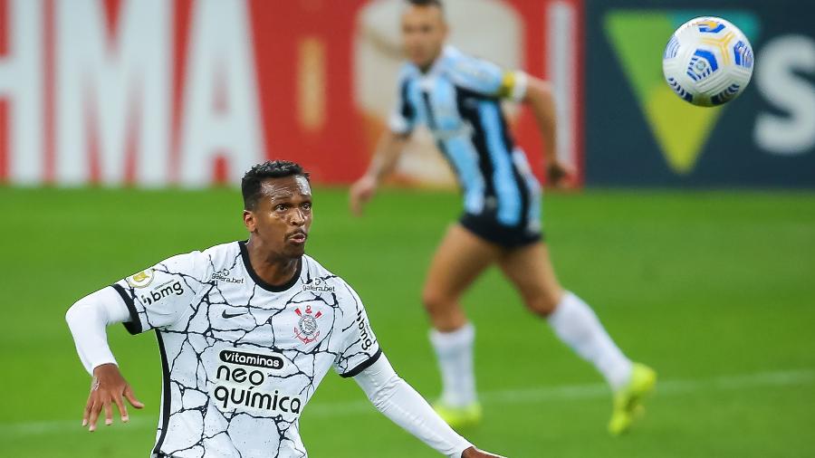 Jô tenta jogada do Corinthians durante partida contra o Grêmio pelo Brasileirão - Pedro H. Tesch/AGIF