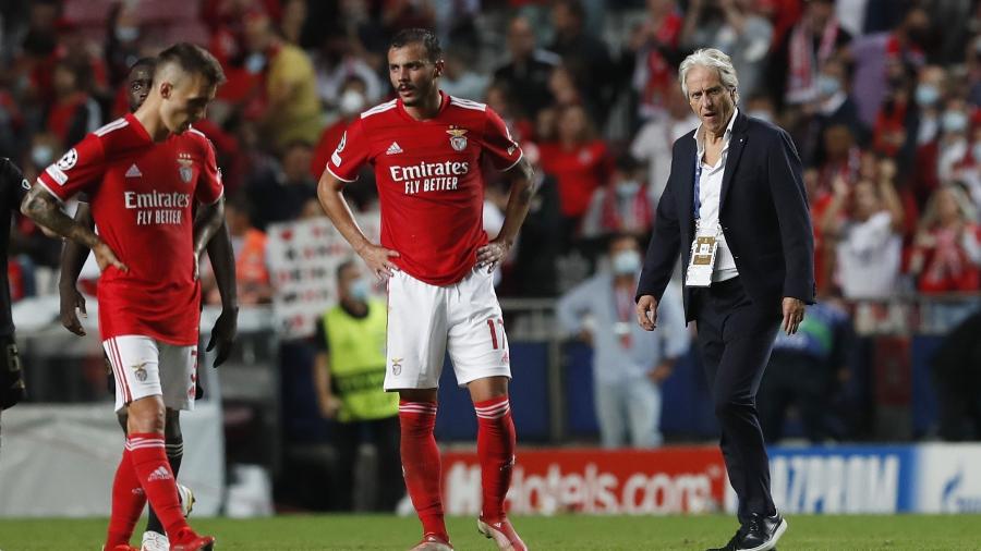 Jorge Jesus e jogadores do Benfica em derrota por 4 a 0 do Benfica contra o Bayern de Munique na Liga dos Campeões - REUTERS