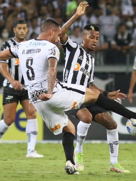 Renato Augusto e Tchê Tchê disputam lance em Atlético-MG x Corinthians pelo Brasileirão - Fernando Moreno/AGIF