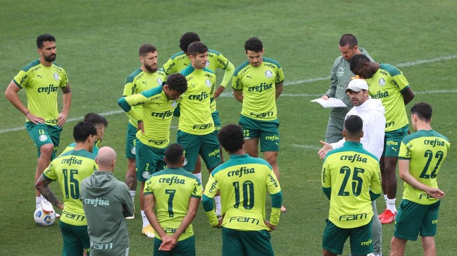 Abel Ferreira conversa com o elenco do Palmeiras durante treino - Cesar Greco/Palmeiras