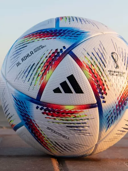 Bola da Copa é lançada com promessa de ser boa na grama e no ar