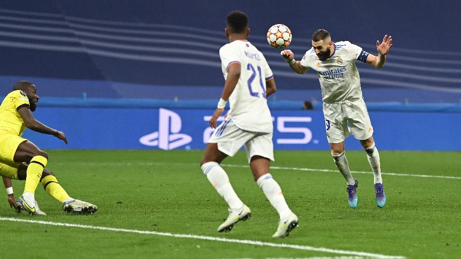 Vinícius Jr. e Benzema em jogada de gol do Real Madrid sobre o Chelsea na Liga dos Campeões 2021-22 - David Ramos/Getty Images