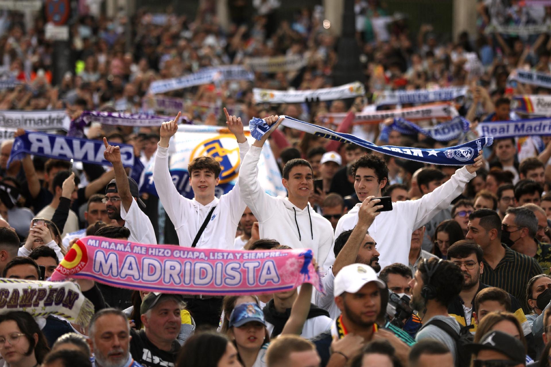 Torcedores do Real lotam as ruas de Madri após o time conquistar o Campeonato Espanhol - Isabel Infantes/Reuters