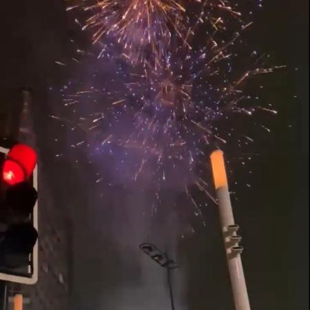 Grupo de torcedores do Everton soltaram fogos de artifícios perto de hotel do Chelsea - Reprodução