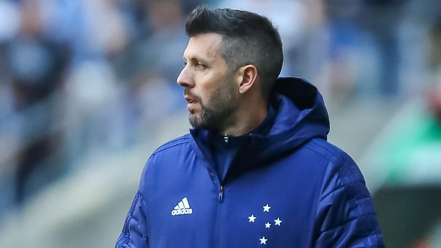 Paulo Pezzolano, técnico do Cruzeiro, durante jogo contra o Grêmio - Pedro H. Tesch/AGIF