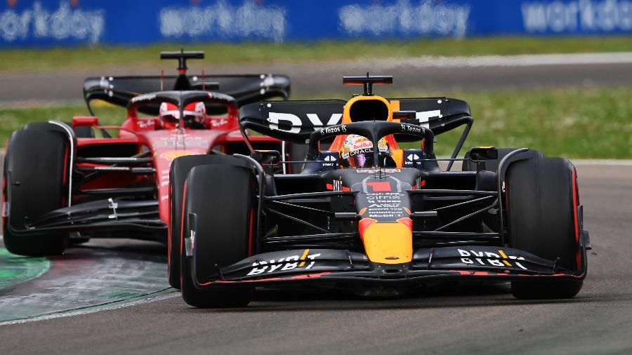 Max Verstappen (Red Bull) e Charles Leclerc (Ferrari) disputam posição na Fórmula 1 - Dan Mullan/Getty Images