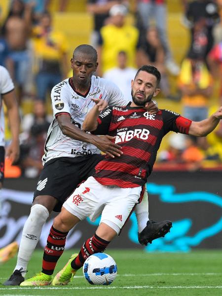 Fernandinho, do Athletico-PR, disputa lance com Éverton Ribeiro, do Flamengo, durante final da Libertadores - Rodrigo Buendia / AFP