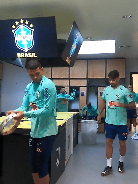 Thiago Silva no pandeiro e Paquetá no samba no vestiário da seleção brasileira antes da Copa do Mundo - Reprodução/Instagram