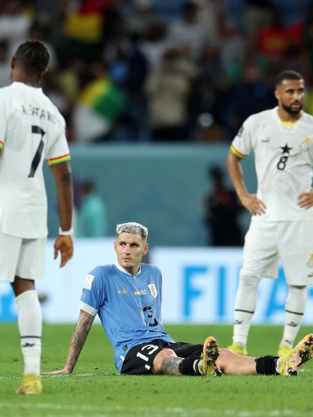 Jogadores de Gana observam Guillermo Varela, do Uruguai, lamentar eliminação da Copa do Mundo - Maja Hitij - FIFA/FIFA via Getty Images