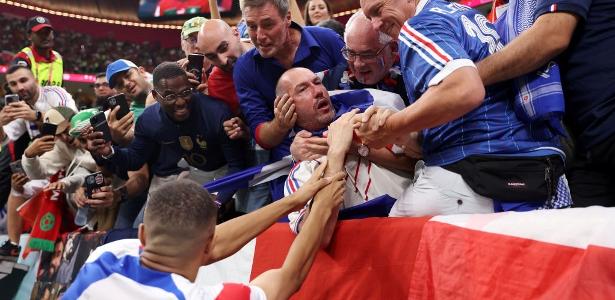 Mbappe kicks the fan and apologizes